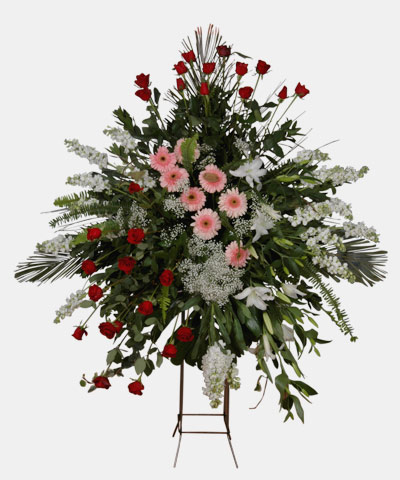 Kırmızı güller ve mevsim çiçeklerinden hazırlanmış ferforje aranjman (160-180 cm)               